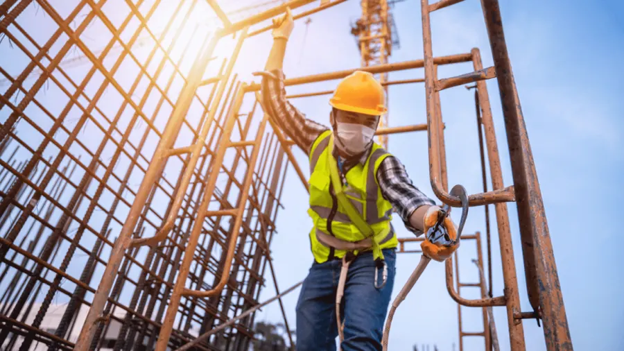 Trabajador en altura física sobre estructura metálica