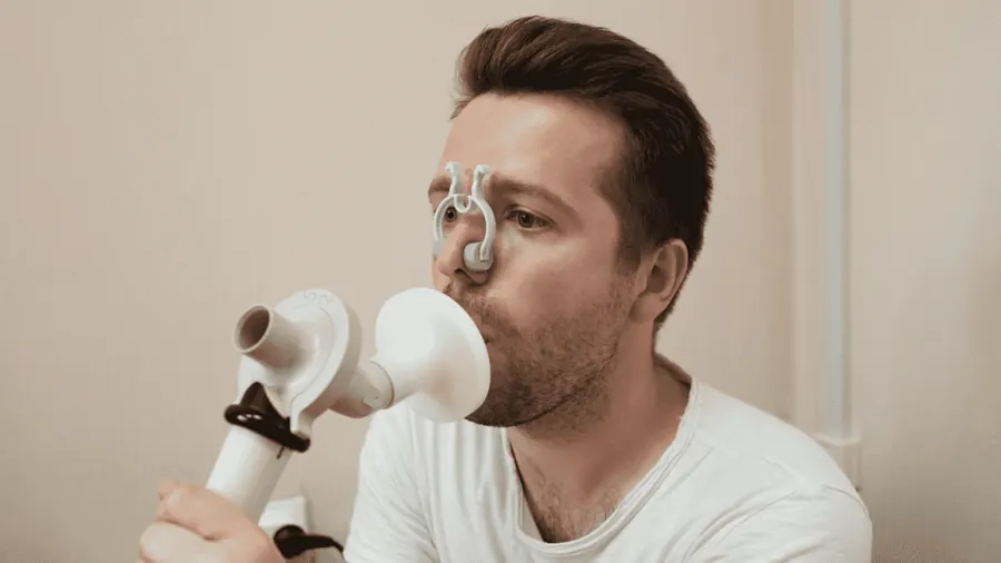Paciente realizando una espirometría en Evaluamed