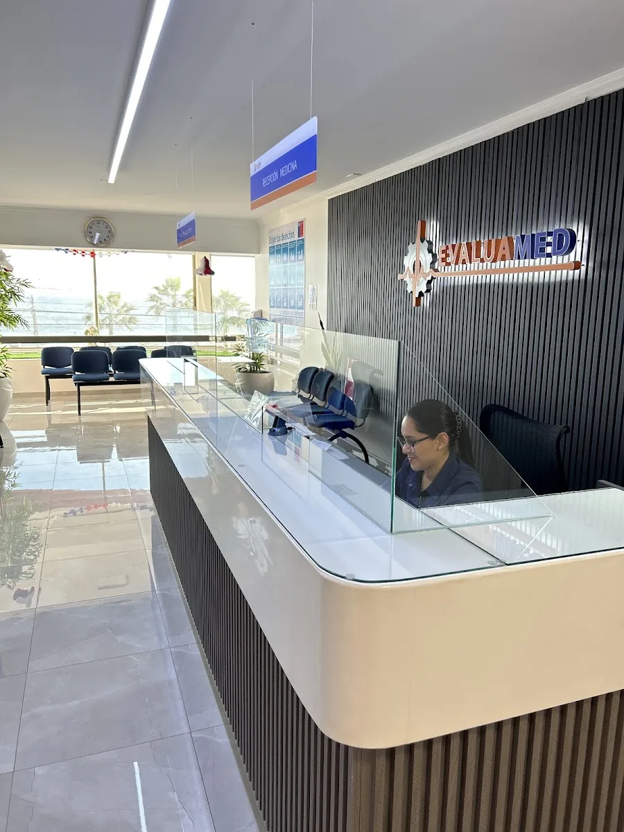 Recepción de Evaluamed en Iquique con el logo del centro iluminado