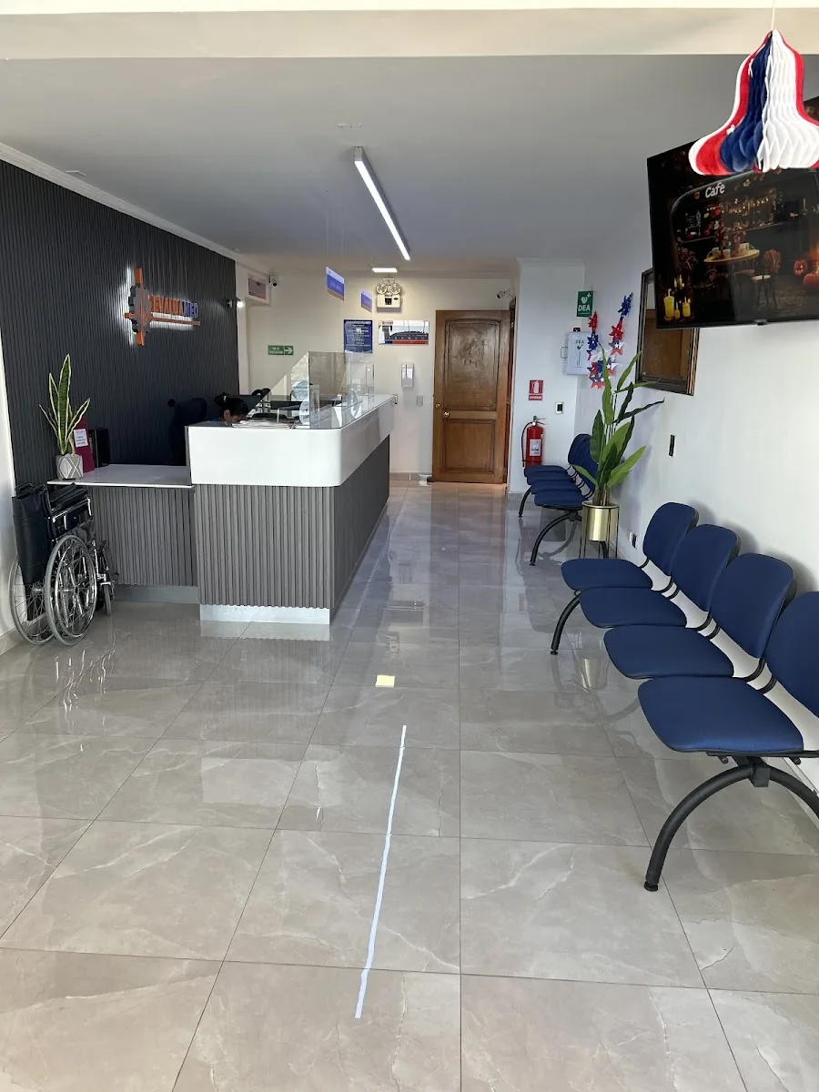 Sala de espera de Evaluamed con asientos y acceso universal