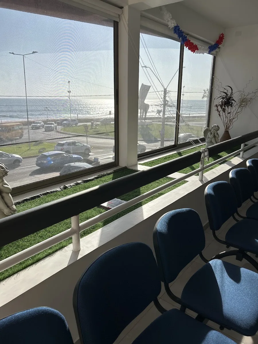 Sala de espera de Evaluamed en Iquique con vista al océano Pacífico